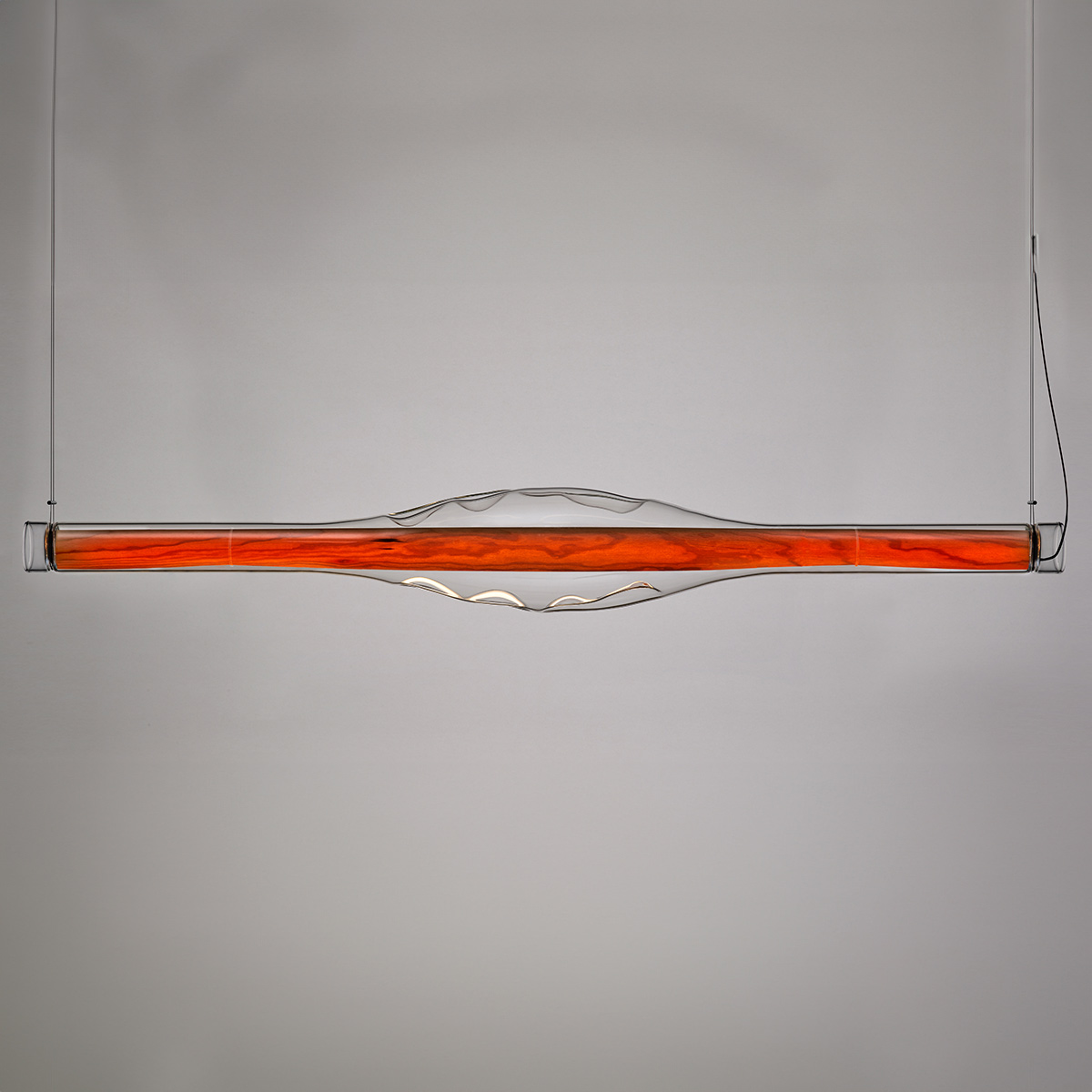 LZF Lamps Dune Horizontal LED Pendelleuchte, Kirsche (eingeschaltet)