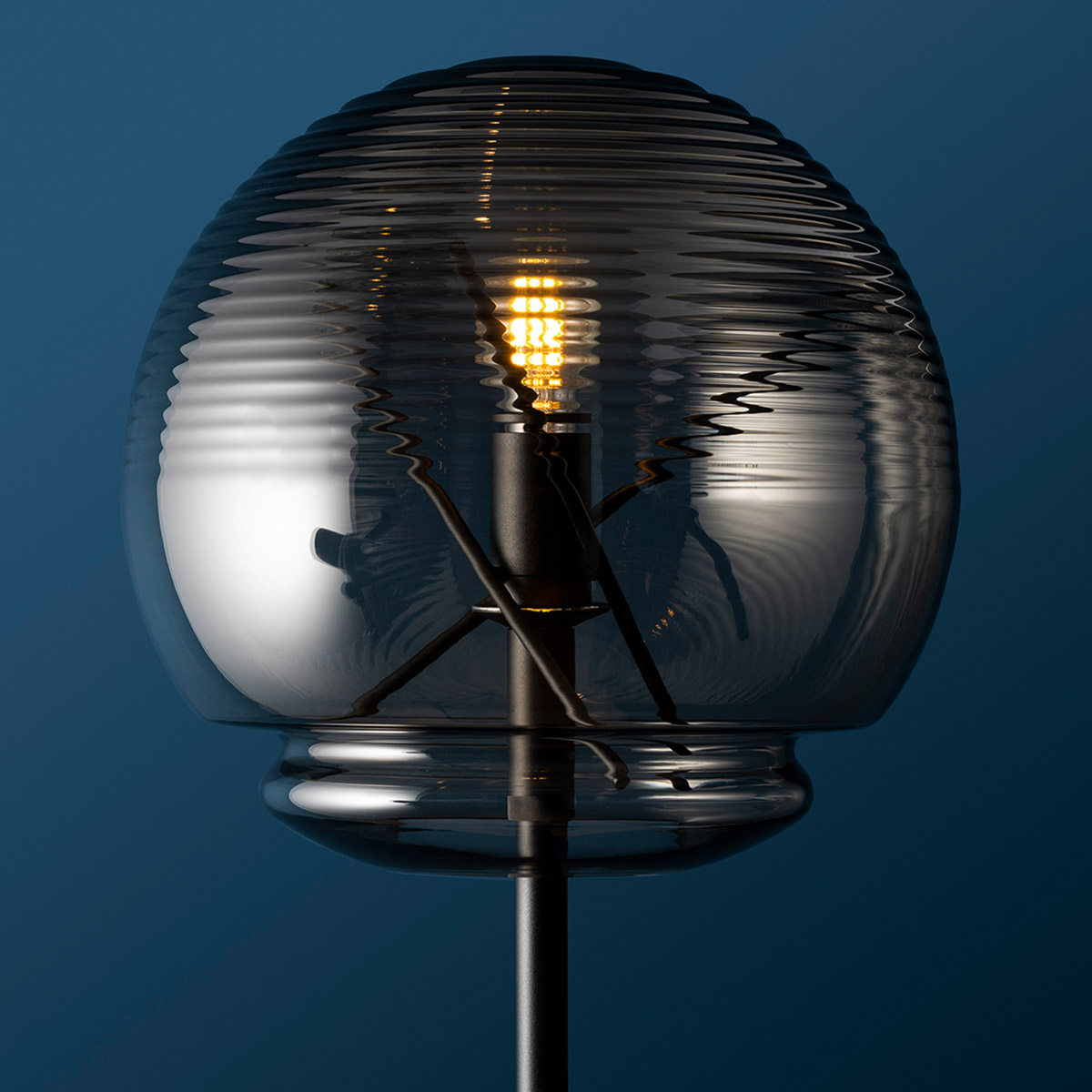 Artemide Vitruvio Terra, Struktur: schwarz, Schirm: rauchgrau