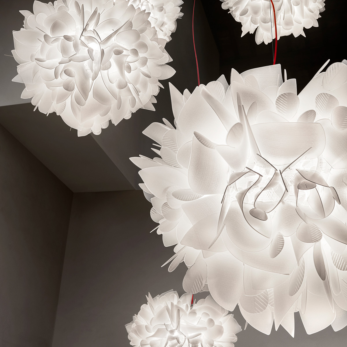 Slamp Veli Foliage Suspension, Textilkabel: rot, weiß gemustert, und Veli Foliage Suspension Large, Textilkabel: rot, weiß gemustert