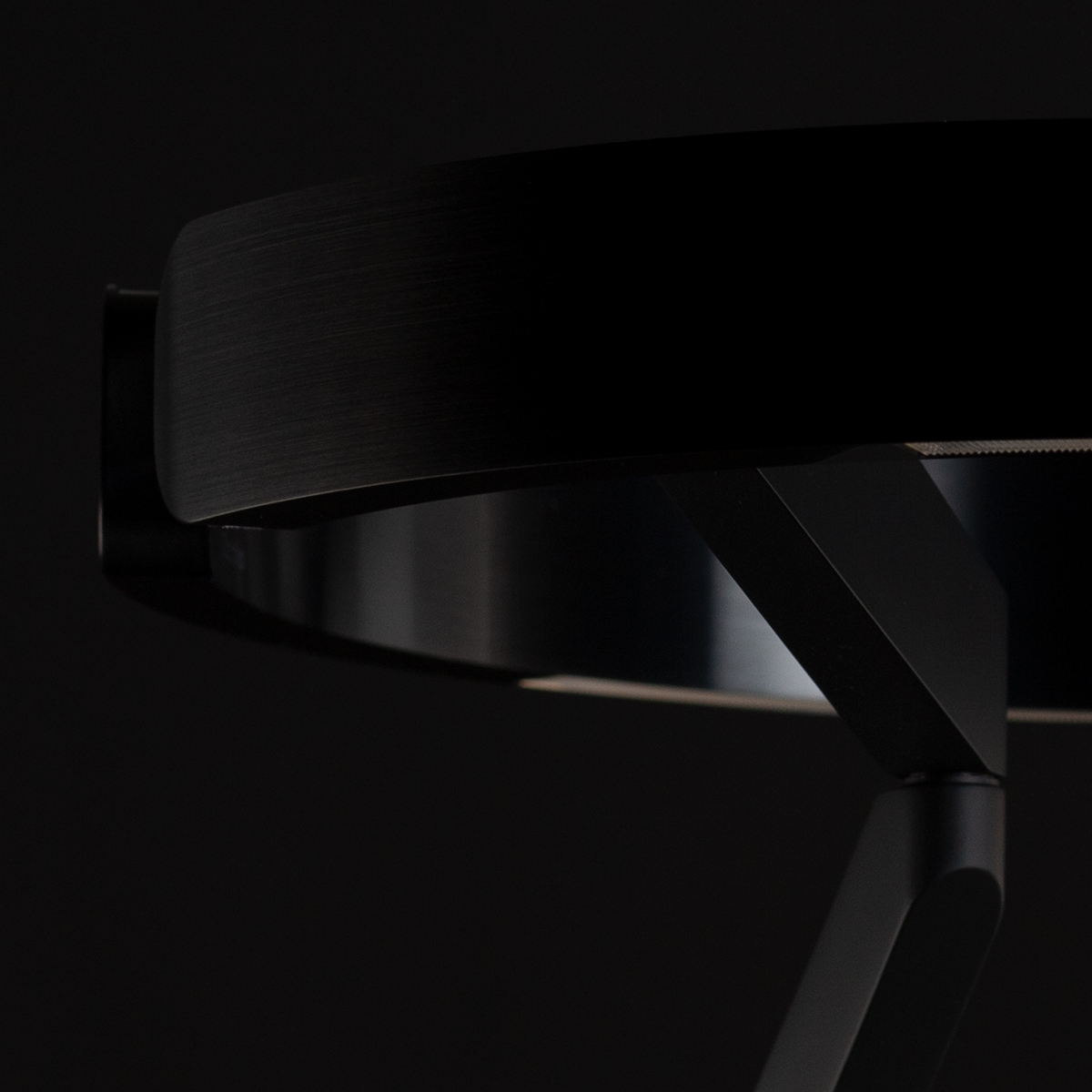 Occhio Gioia equilibrio "air" Tischleuchte, schwarz matt, Kopf: black phantom (©Leuchtenland.com)