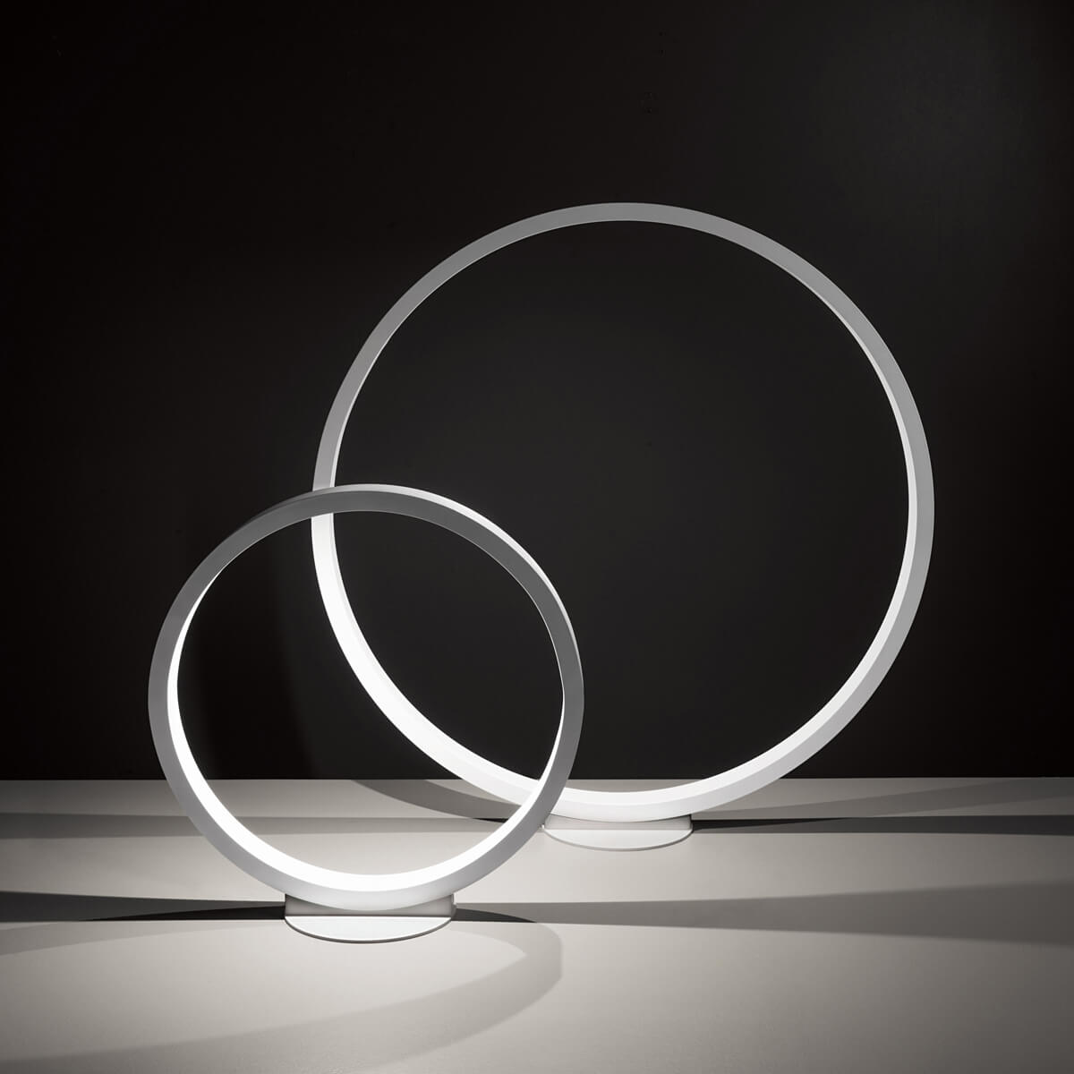 Cini & Nils Assolo43 Appoggio LED Stehleuchte, weiß, und Cini & Nils Assolo70 Terra Stehleuchte, weiß