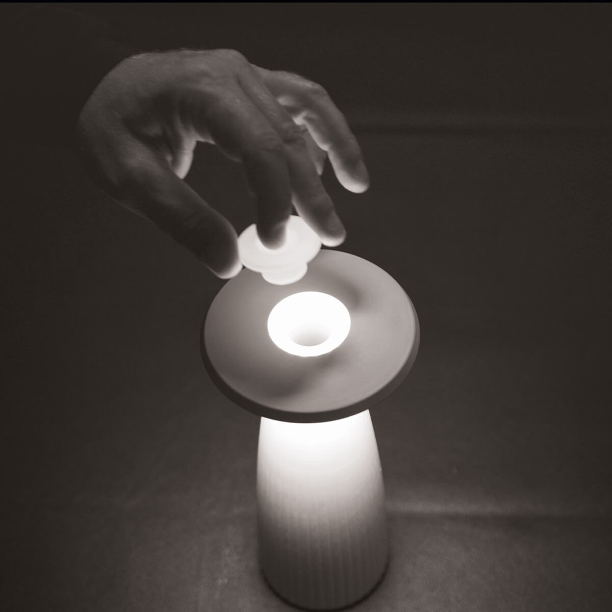 Sigor Nuflair LED Akkuleuchte & Vase, schneeweiß, dank Abdeckkappe auch als reine Leuchte nutzbar