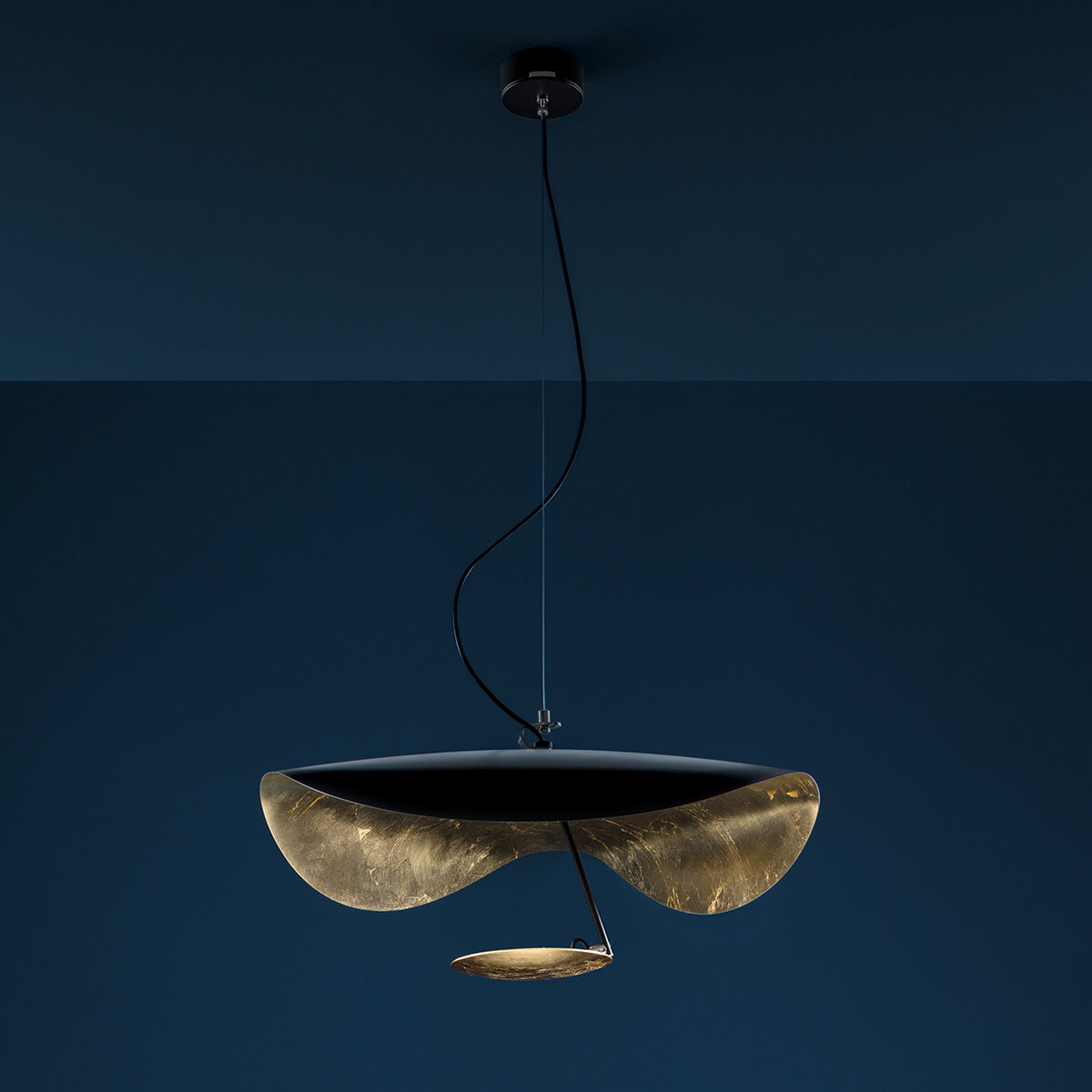 Catellani & Smith Lederam Manta S1 Pendelleuchte, schwarz/Gold, Stange: schwarz, Scheibe: Gold (ausgeschaltet) (©Nava-Rapacchietta)