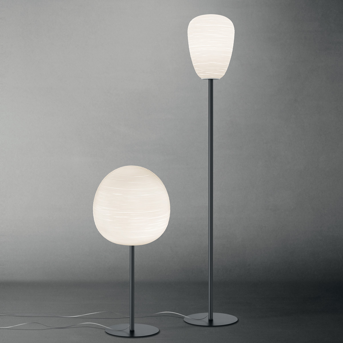 Foscarini Rituals 1 Terra und Foscarini Rituals XL Tavolo Alta, bianco/grafite (weiß/grafit)