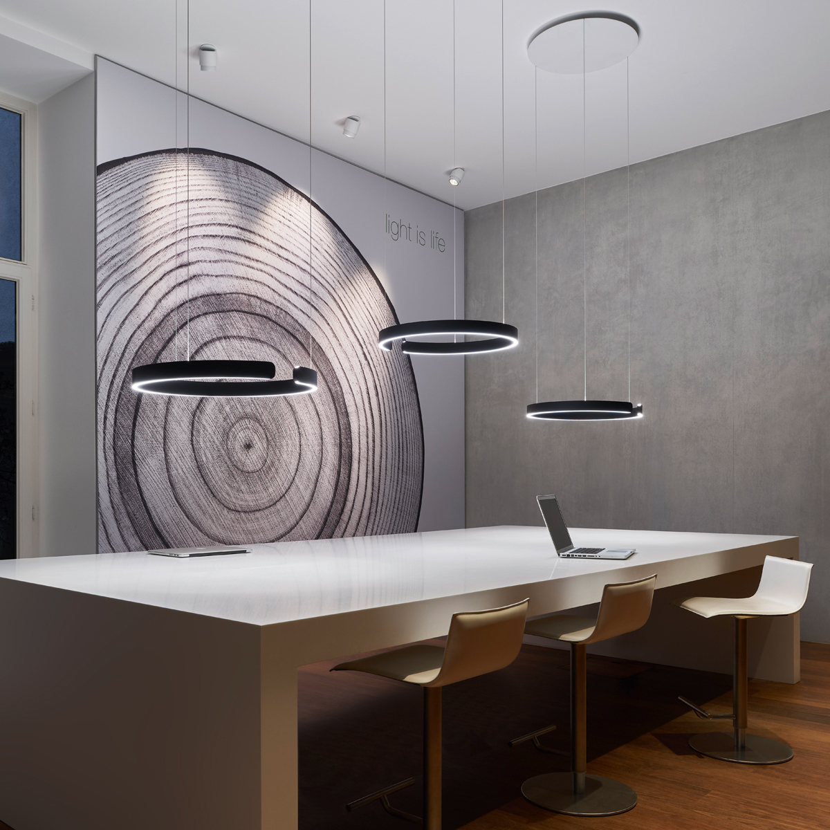 Occhio Mito sospeso 60 var up wide LED Pendelleuchte und Mito sospeso 40 var up wide LED Pendelleuchte, schwarz matt