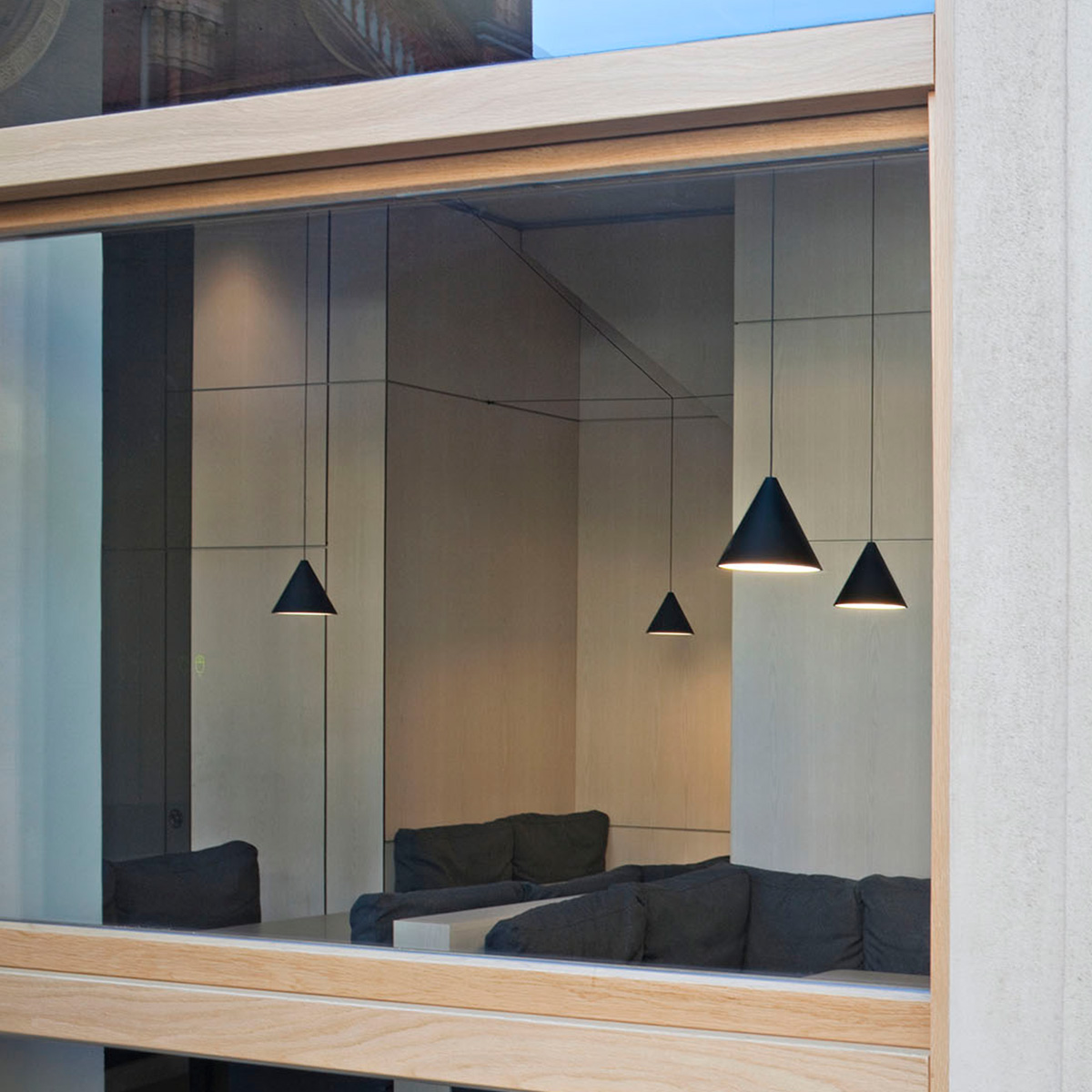 Flos String Light Cone LED Pendelleuchte, App Control, schwarz, mit String Light Wand- / Deckenrosette, schwarz (als Zubehör erhältlich) (©Germano Borrelli)