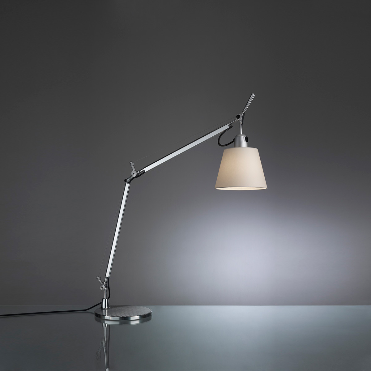 Artemide Tolomeo Basculante Tavolo, Pergament, mit Tischfuß