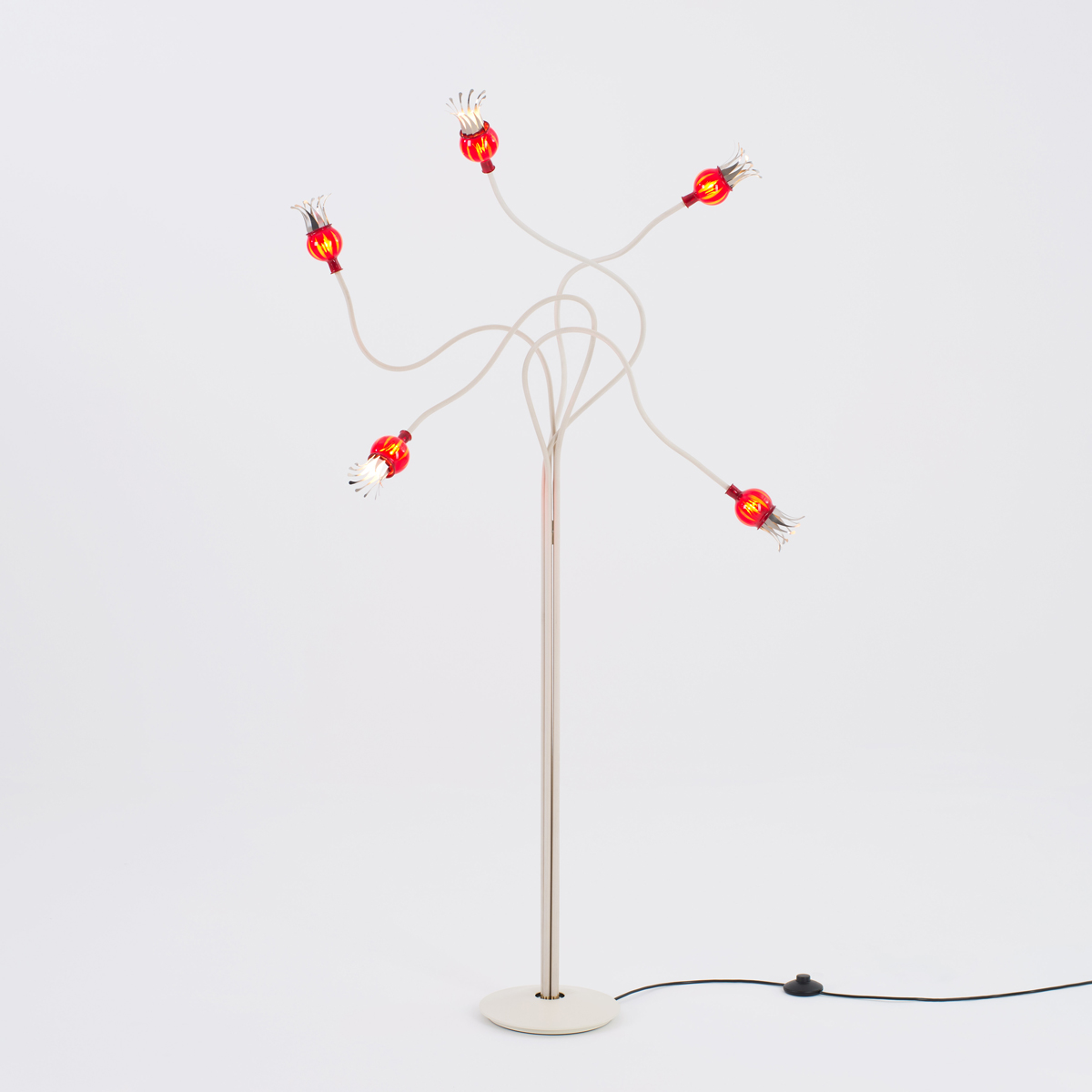 Serien.lighting Poppy Floor 5 Stehleuchte, Schirme: rubinrot, Arme: beige