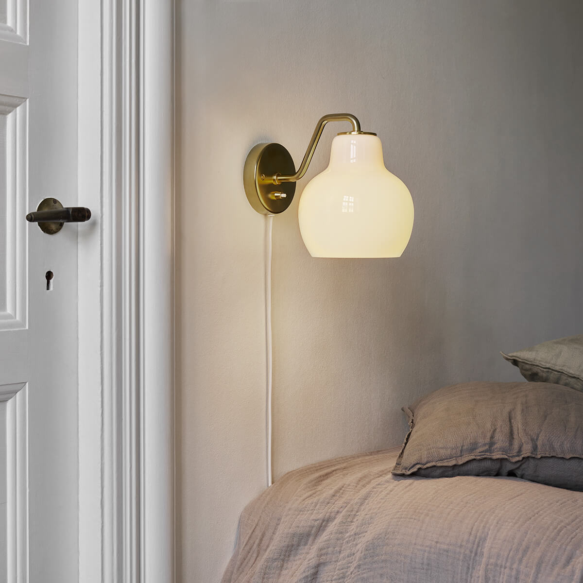 Louis Poulsen VL Ring Crown Wandleuchte, 1-flg., Messing / Opalglas