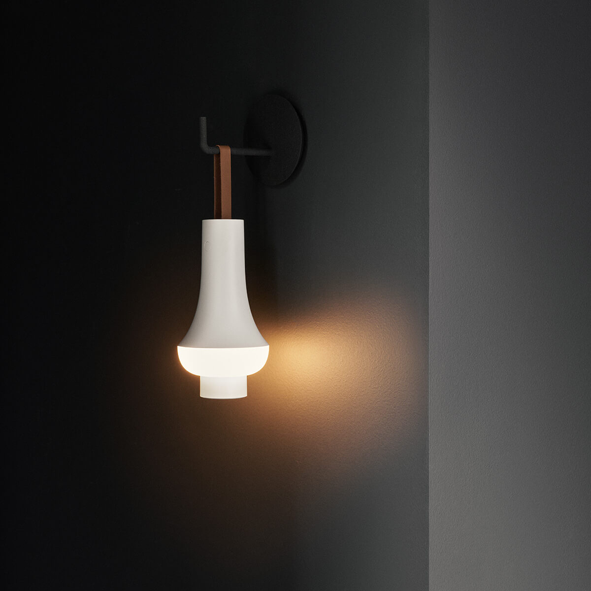 Louis Poulsen Tomoshi Portable LED Akkuleuchte, weiß matt (100 % Lichtstärke)