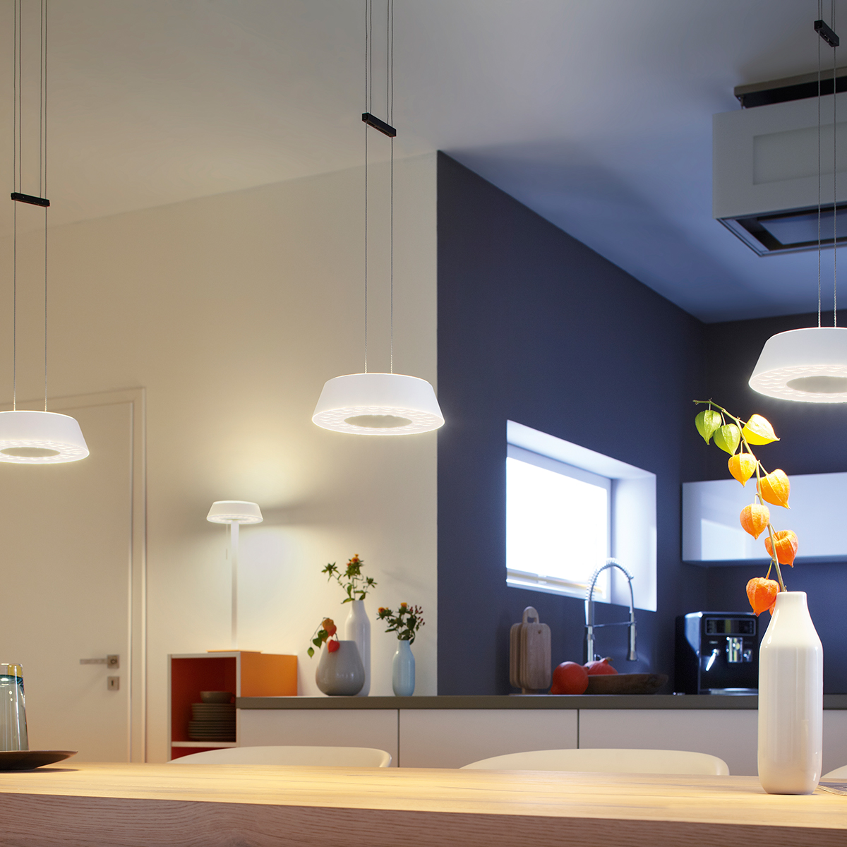 059-oligo-plus-glance-led-pendelleuchte-g42-883-40-21-weiss-matt-ambiente-1200x1200 Oligo Glance LED Pendelleuchte, 3-flg., weiß matt, Baldachin: weiß matt