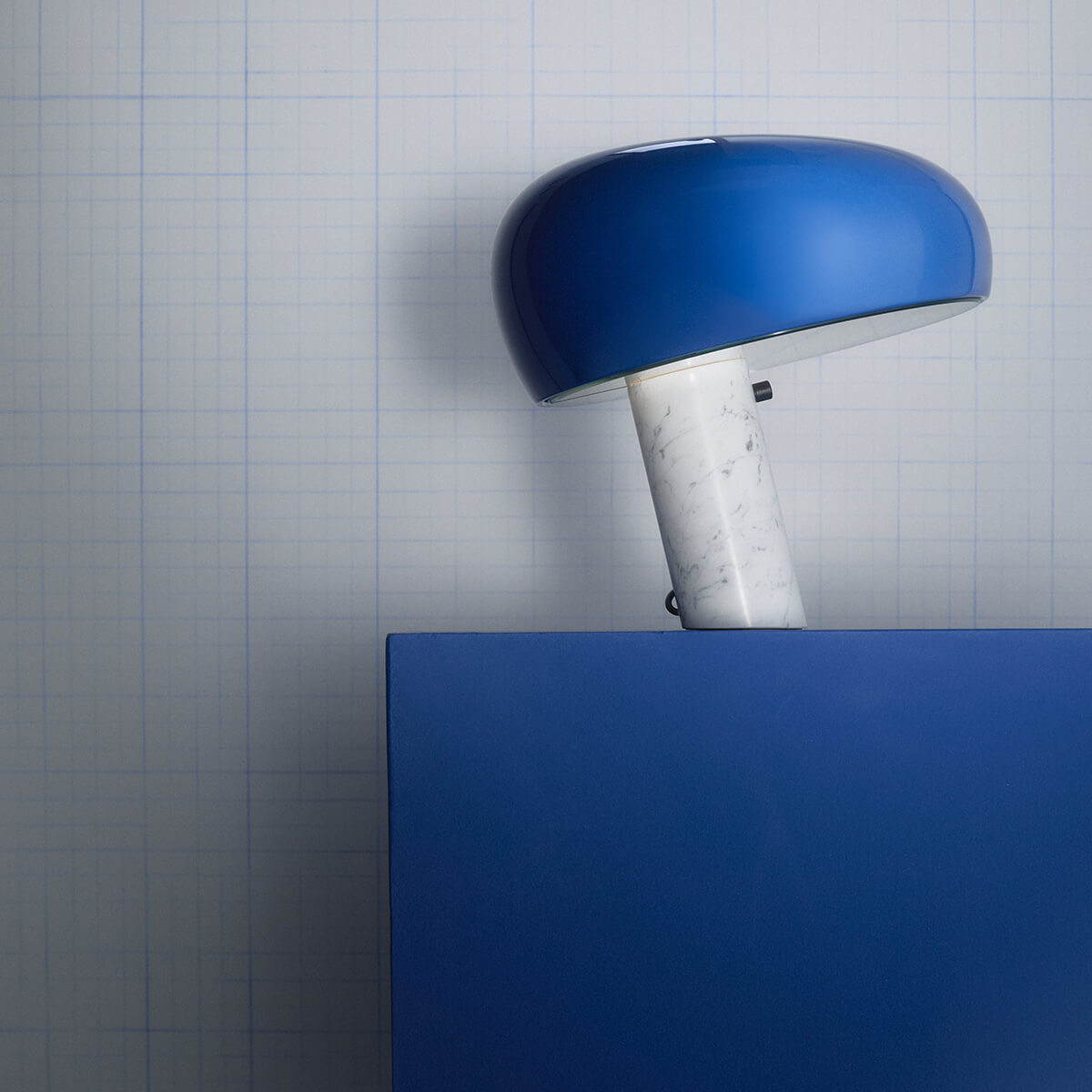 Flos Snoopy Tischleuchte, navy blau, Fuß: Marmor (©Alecio Ferrari)