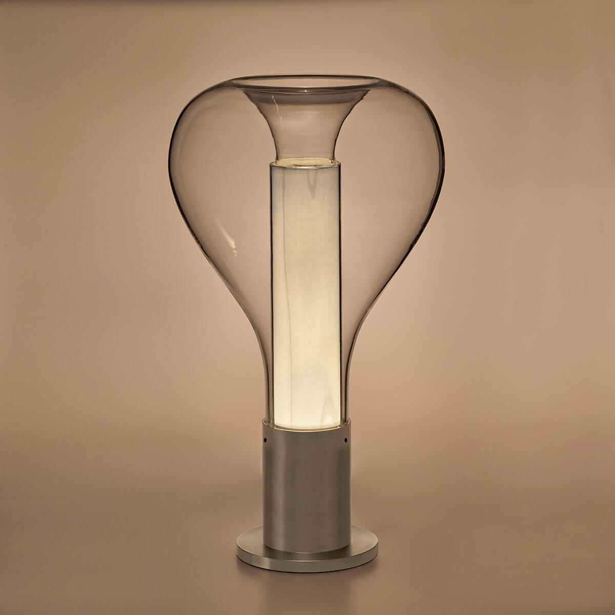 LZF Lamps Eris Tischleuchte, Alu natur / elfenbeinweiß (eingeschaltet)