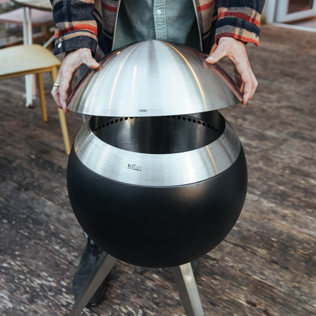 Höfats Moon 45 Deckel, Edelstahl gebürstet, mit Moon 45 Feuerschale mit hohem Fuß (separat erhältlich)