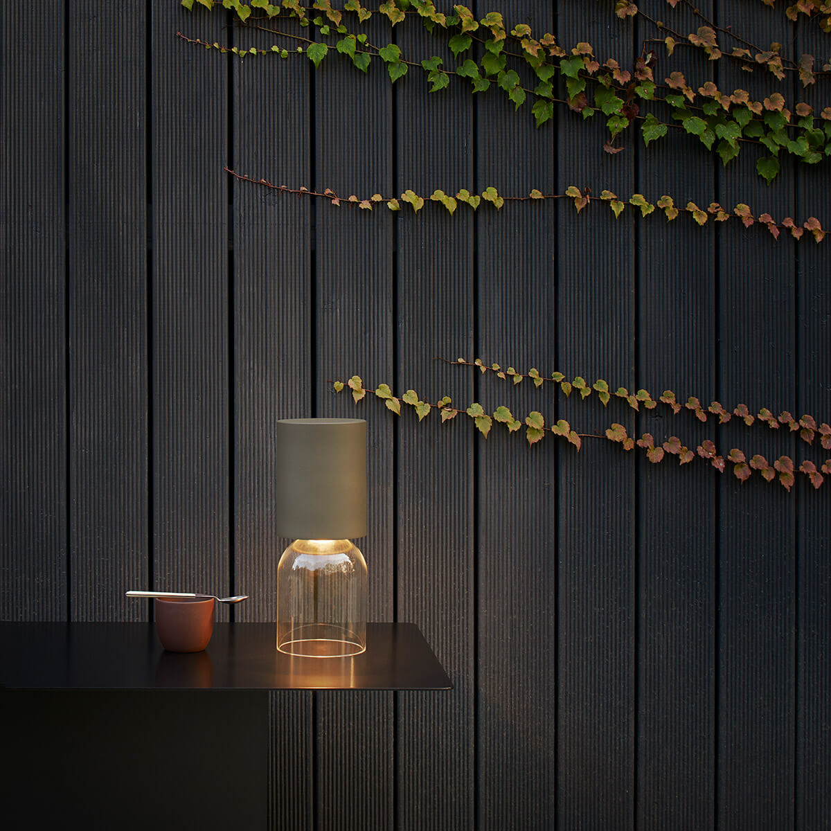 402-luceplan-nui-mini-outdoor-led-akkuleuchte-1a020-r10004-sand-ambiente-2-1200x1200 Luceplan Nui Mini Outdoor LED Akkuleuchte, sand
