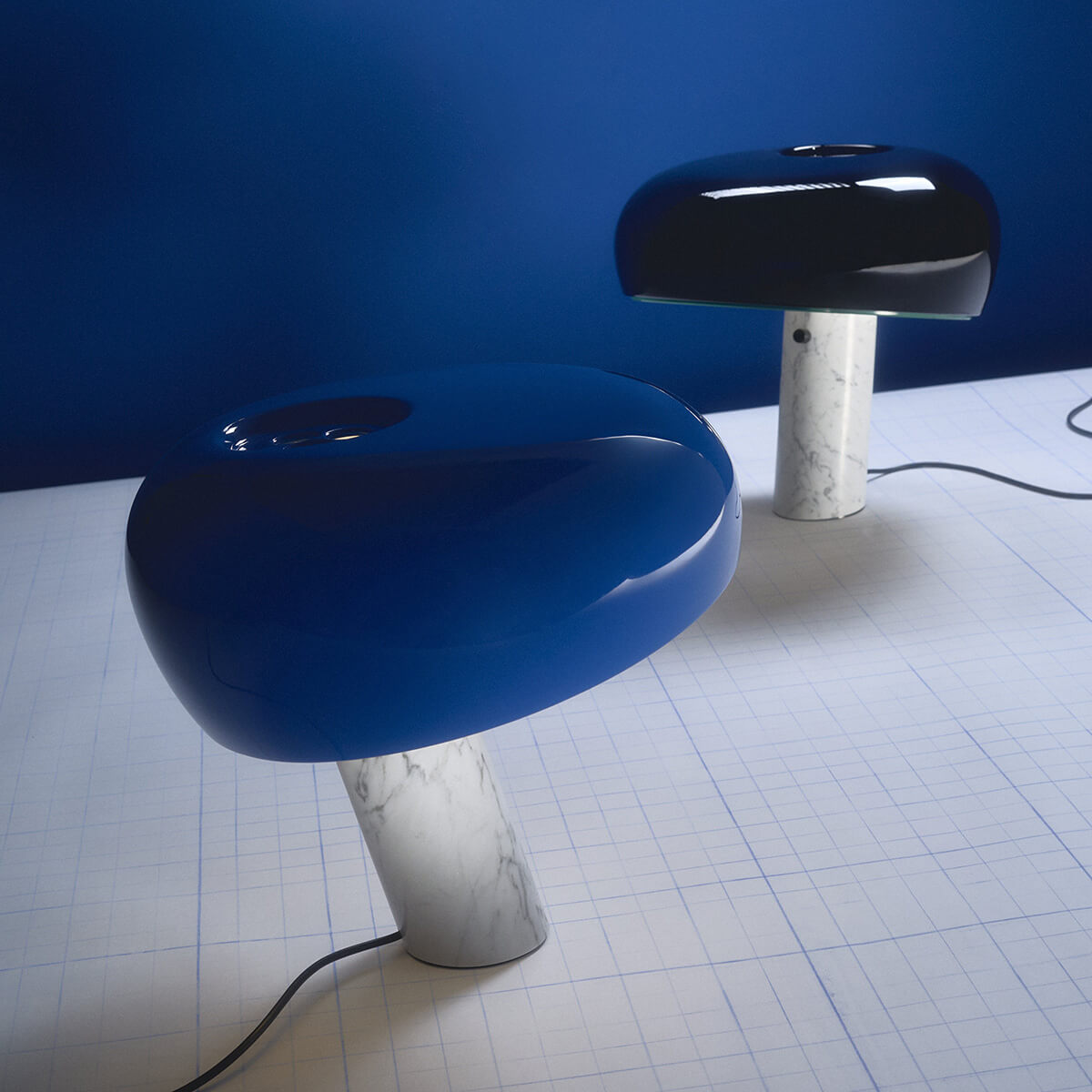 Flos Snoopy Tischleuchte, navy blau, Fuß: Marmor (©Alecio Ferrari)