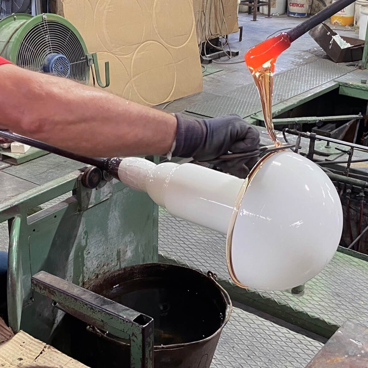 Artemide Onfale Tavolo, Herstellung des Glasrandes in Handarbeit (Unregelmäßigen möglich) (©Artemide)