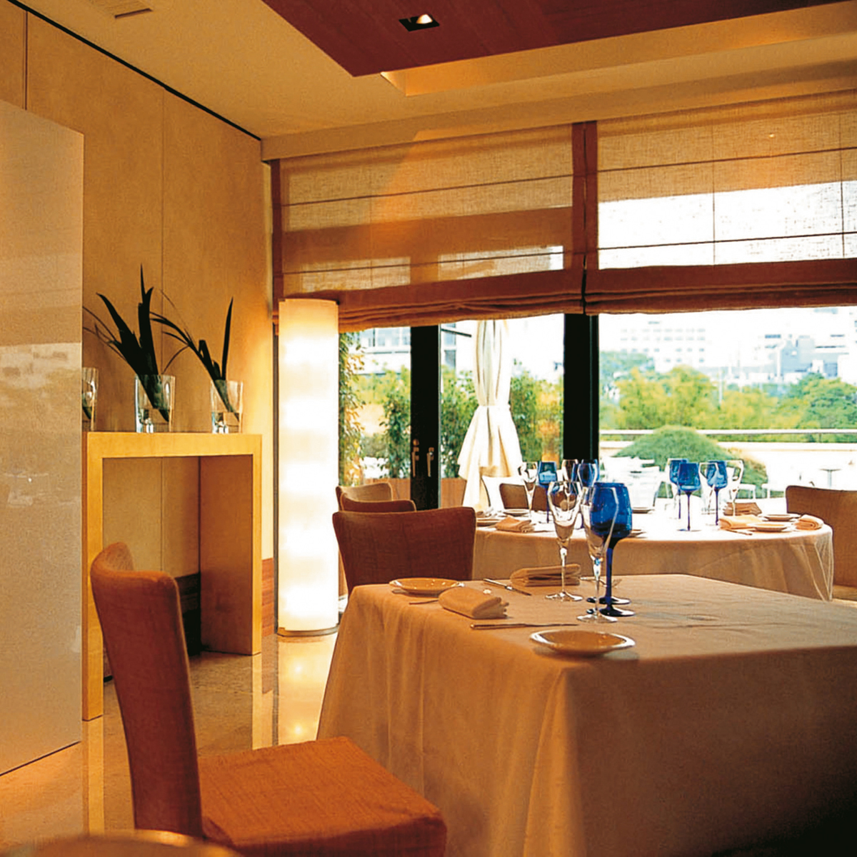 Fontana Arte Pirellone Stehleuchte, Nickel, Schirme: Pressglas