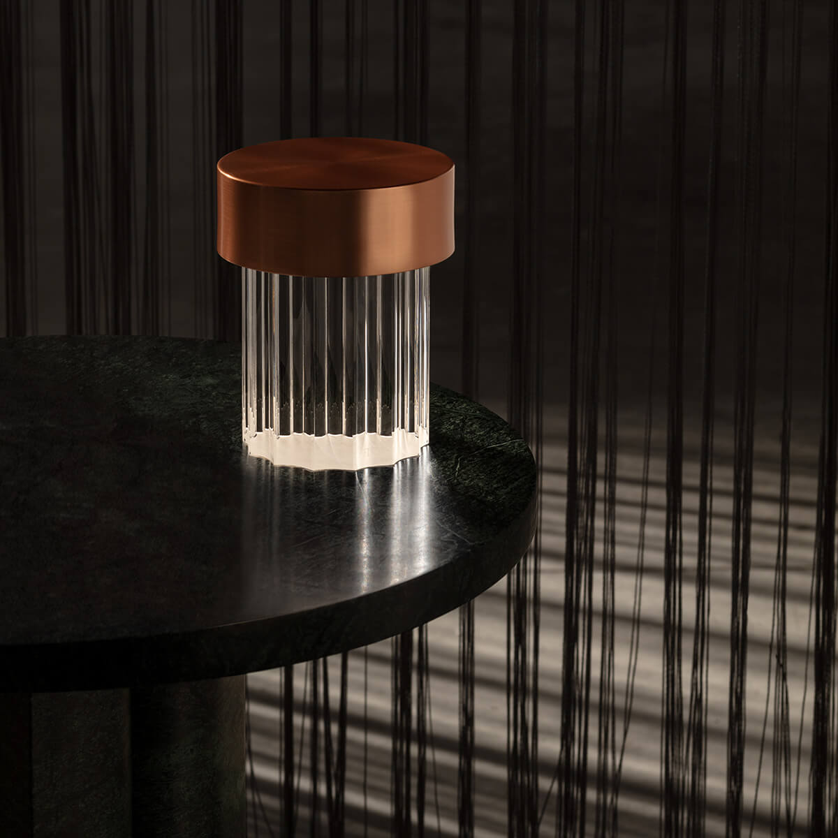 Flos Last Order Fluted LED Akkuleuchte, Satin Kupfer (©Santi Caleca)