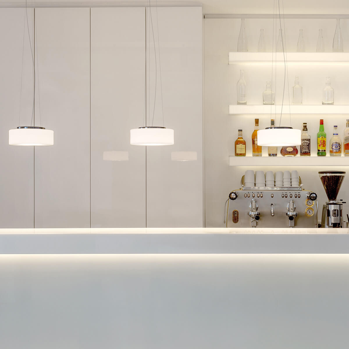 Serien.lighting Curling Suspension Rope M LED Pendelleuchte, Glas opal (©Farideh Fotografie)