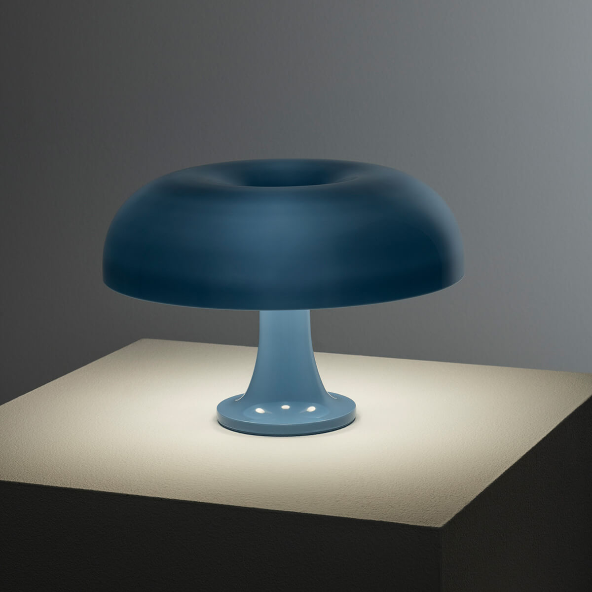 Artemide Nessino Tavolo, hellblau (eingeschaltet)