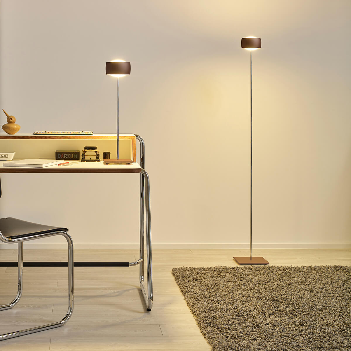 059-oligo-grace-led-stehleuchte-g44-931-11-41-brazilian-brown-ambiente-1200x1200 Oligo Grace LED Stehleuchte, Tunable White, und Grace LED Tischleuchte, Tunable White, Chrom / Brazilian brown