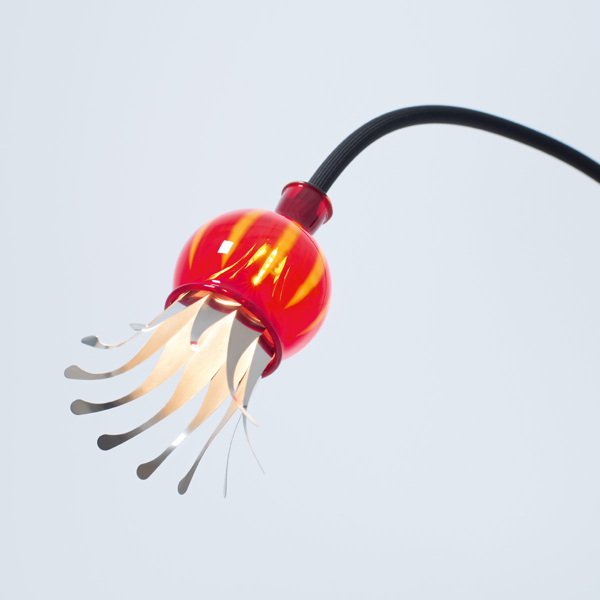 Serien.lighting Poppy Floor 3 Stehleuchte, Schirme: rubinrot, Arme: schwarz, Öffnen der Bimetall-Blätter