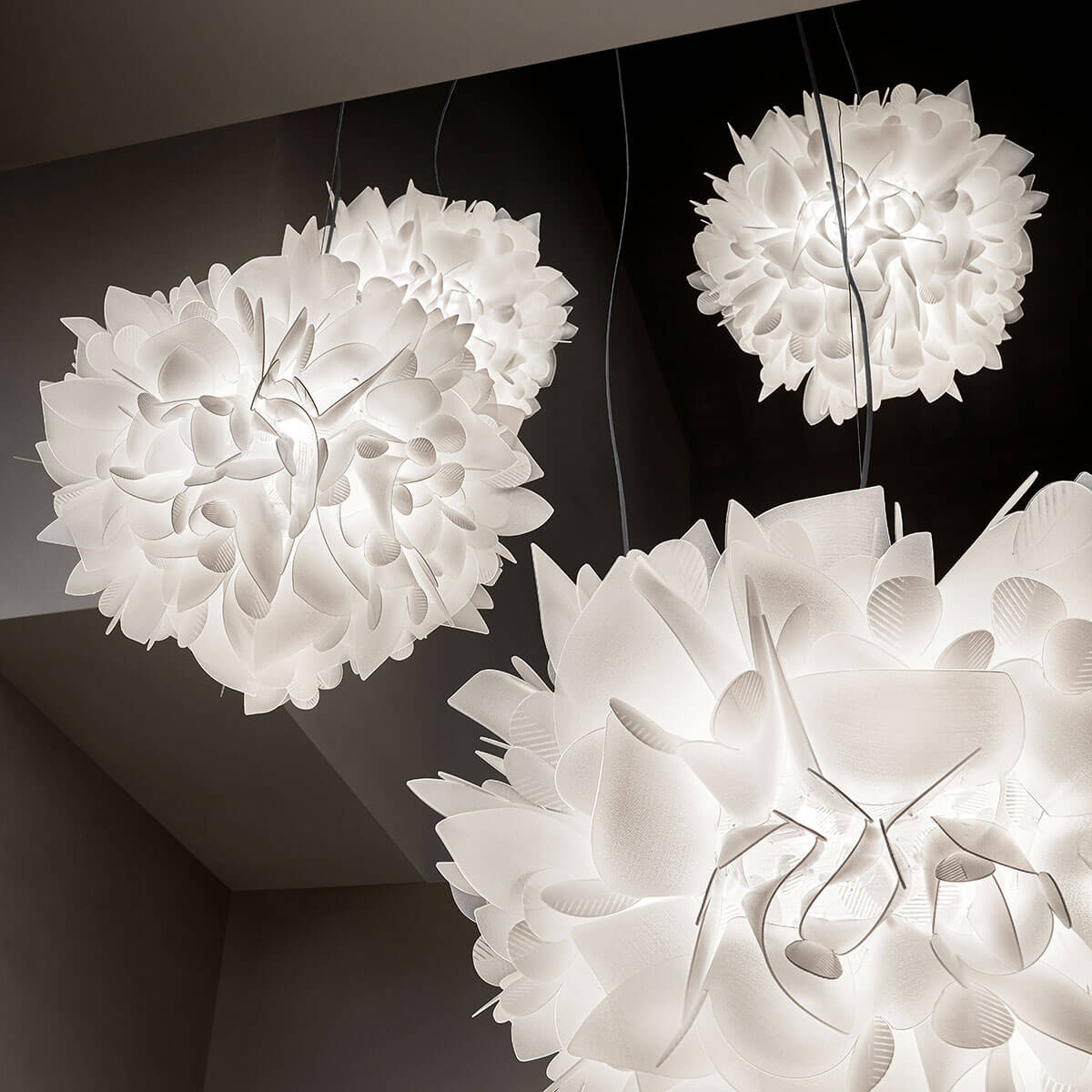 Slamp Veli Foliage Suspension, Textilkabel: transparent, weiß gemustert, und Veli Foliage Suspension Large, Textilkabel: transparent, weiß gemustert