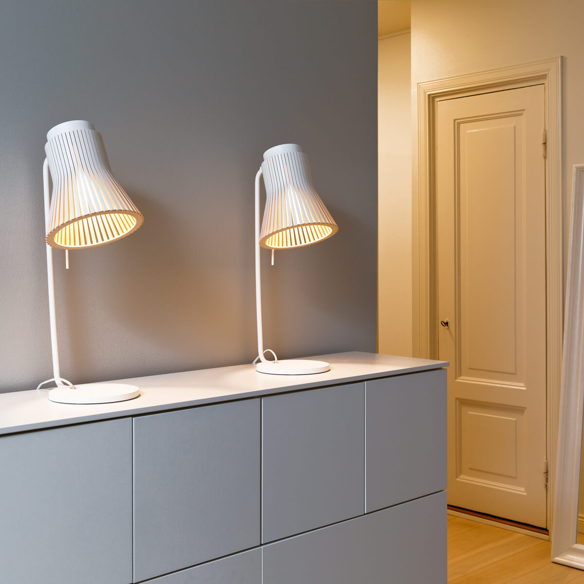 Secto Design Petite 4620 Tischleuchte, weiß, Schirm: weiß laminiert