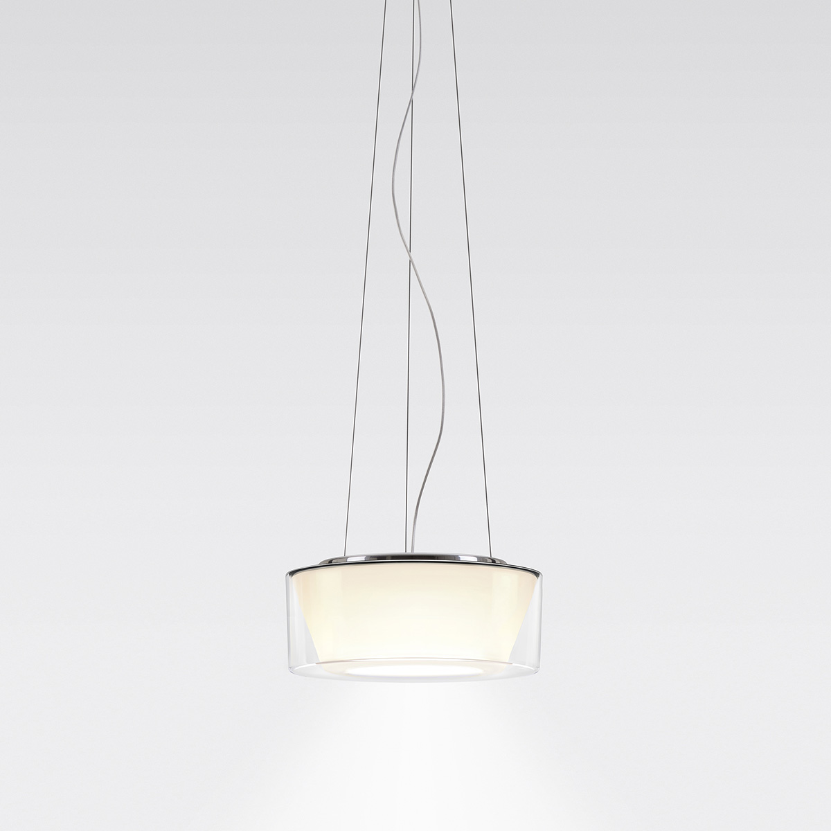 Serien.lighting Curling Suspension Rope S LED Pendelleuchte, 3000 K, Acryl klar, Reflektor: konisch opal (©serien.lighting)