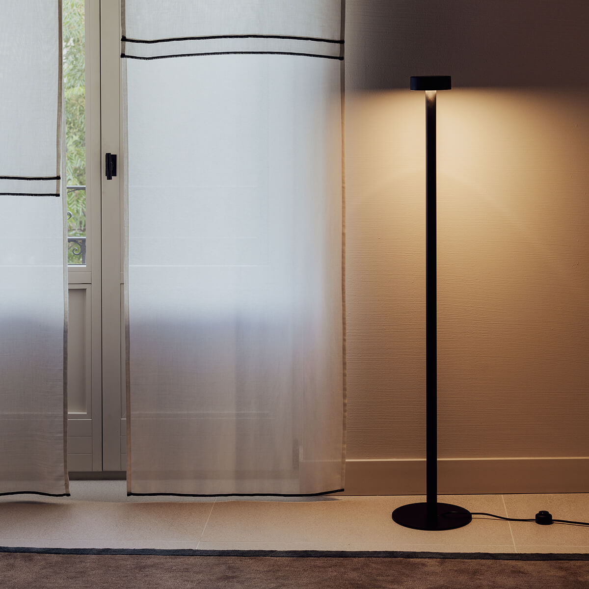 Milan Peak Lane LED Stehleuchte, Höhe: 132,5 cm, schwarz matt