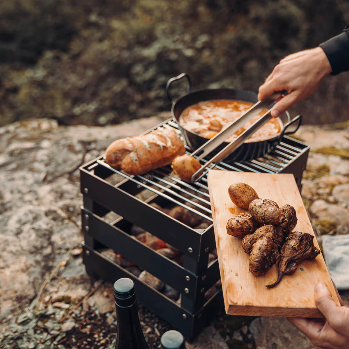 Höfats Crate Grillrost, Stahl verchromt, mit dem Crate Feuerkorb, Grill & Hocker, Corten-Stahl (separat erhältlich)