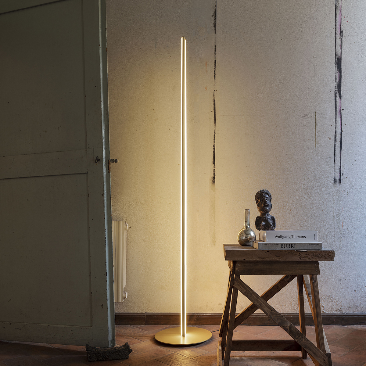 Flos Coordinates F LED Stehleuchte, champagner eloxiert (©Santi Caleca) Coordinates F LED Stehleuchte