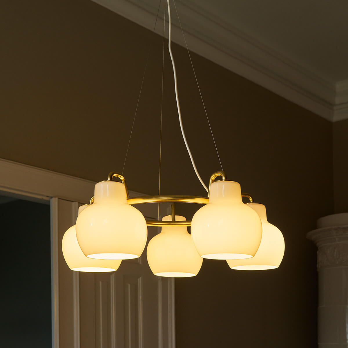 Louis Poulsen VL Ring Crown 3-5-7 Pendelleuchte, 5-flg., Messing / Opalglas