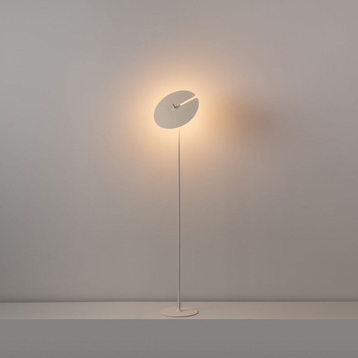 Milan Symphony Stehleuchte, Höhe: 130 cm, Ø: 30 cm, nerzfarben