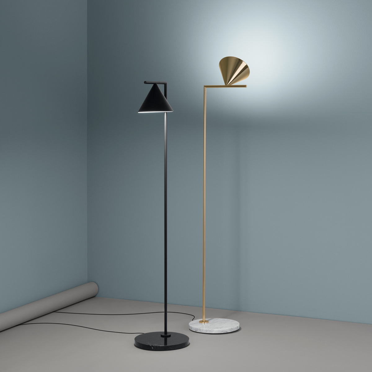 Flos Captain Flint LED Stehleuchte, anthrazit, Fuß: Marmor schwarz, und Messing gebürstet, Fuß: Marmor weiß