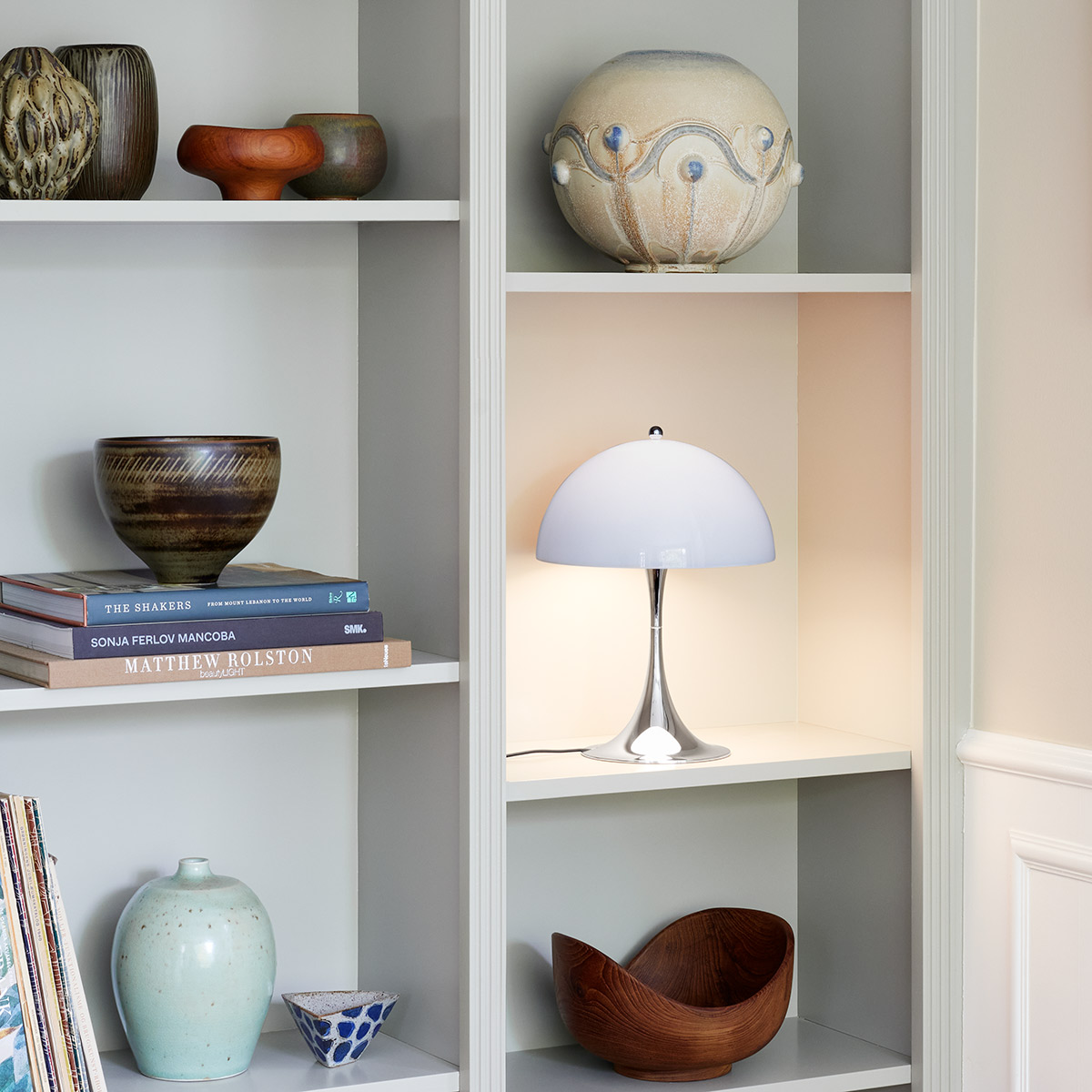 Louis Poulsen Panthella 250 LED Tischleuchte, Acryl opalgrau / Chrom – Design by Verner Panton