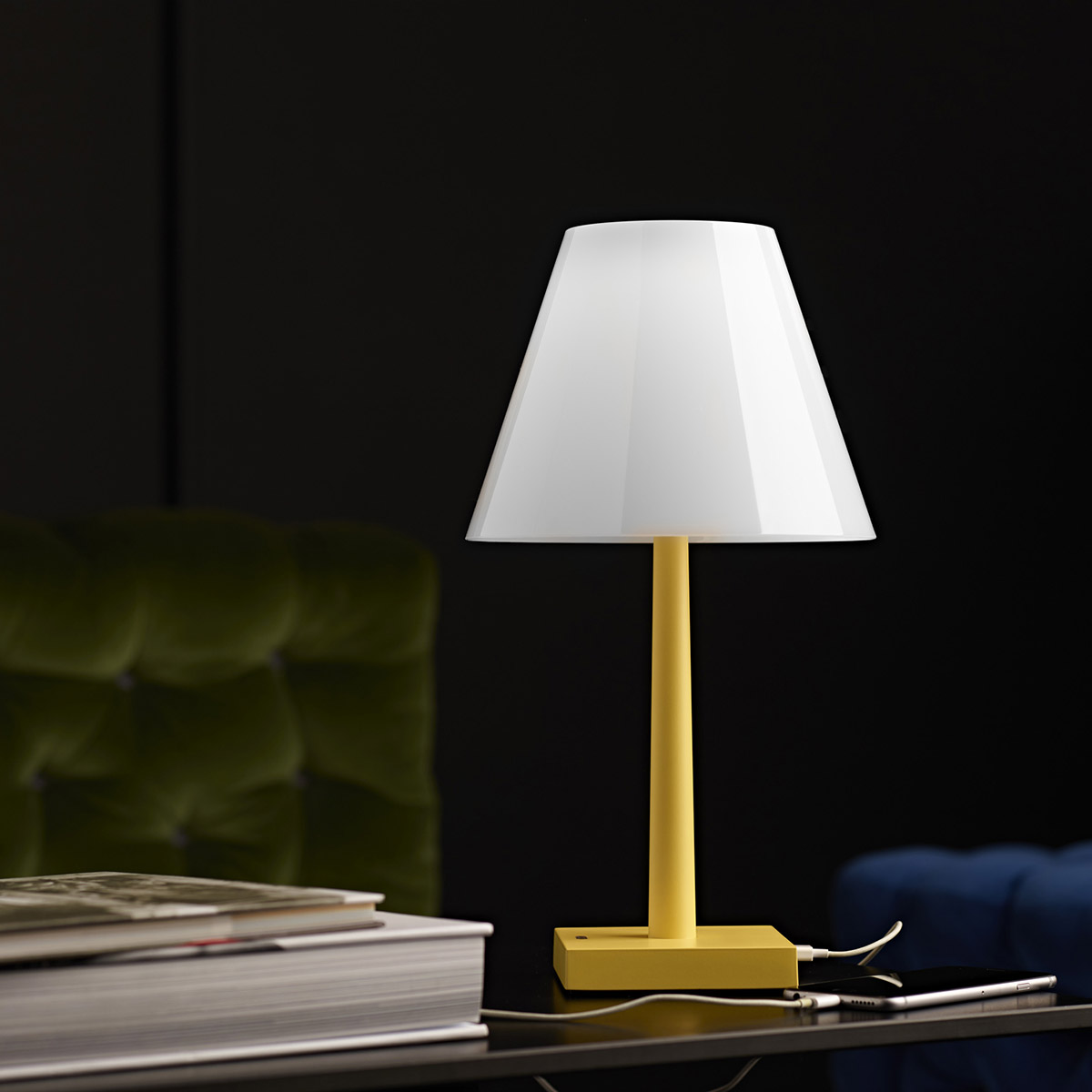 Rotaliana Dina LED Akkuleuchte, gelb, mit weißem Schirm, Ambiente