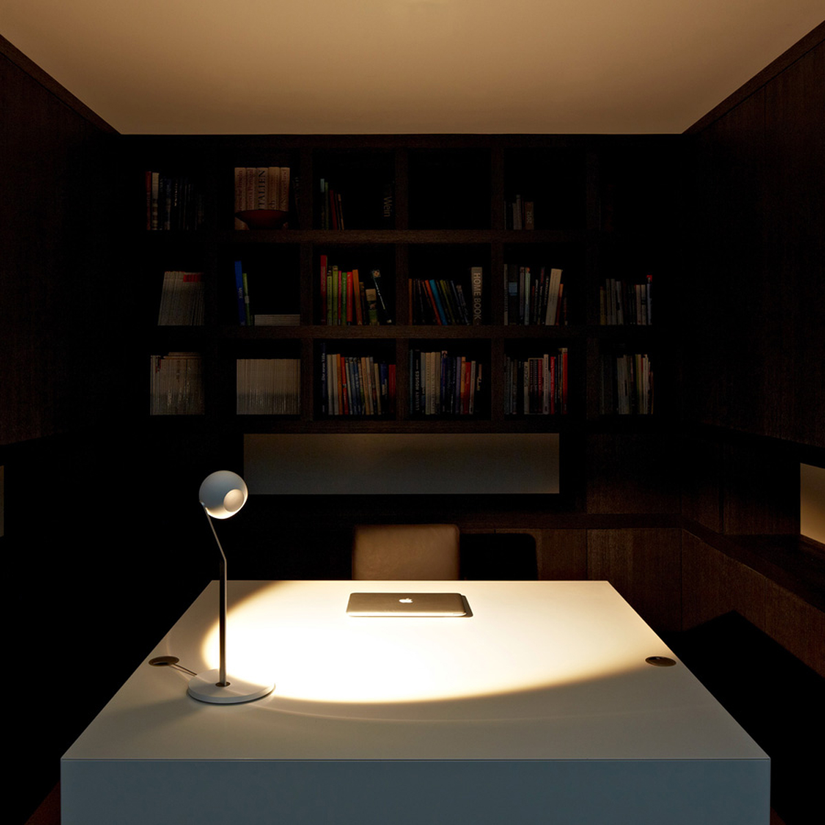 Occhio io 3d tavolo C Tischleuchte, weiß matt, pads und body Chrom matt (auf Anfrage erhältlich)