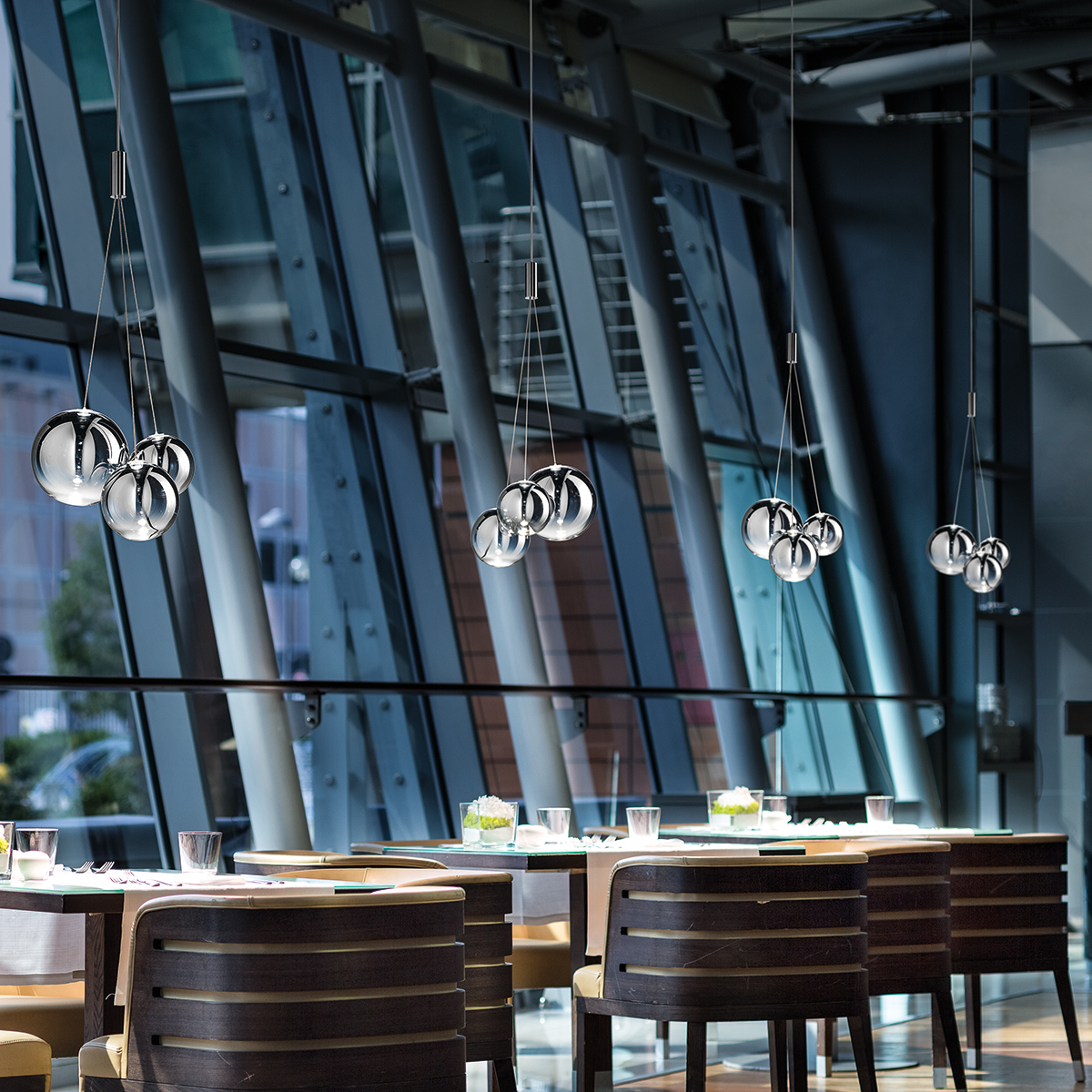 Lodes Random LED Pendelleuchte, 3-flg., Chrom, Anwendungsbild Abbildung zeigt vier aufeinanderfolgende Pendelleuchten