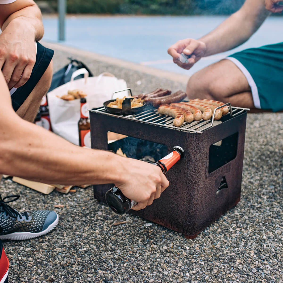 425-hoefats-beer-box-feuerkorb-grill-hocker-070101-ambiente-15-1200x1200 Höfats Beer Box Grillrost, Edelstahl poliert, mit dem Beer Box Feuerkorb, Grill & Hocker, Corten-Stahl (separat erhältlich)