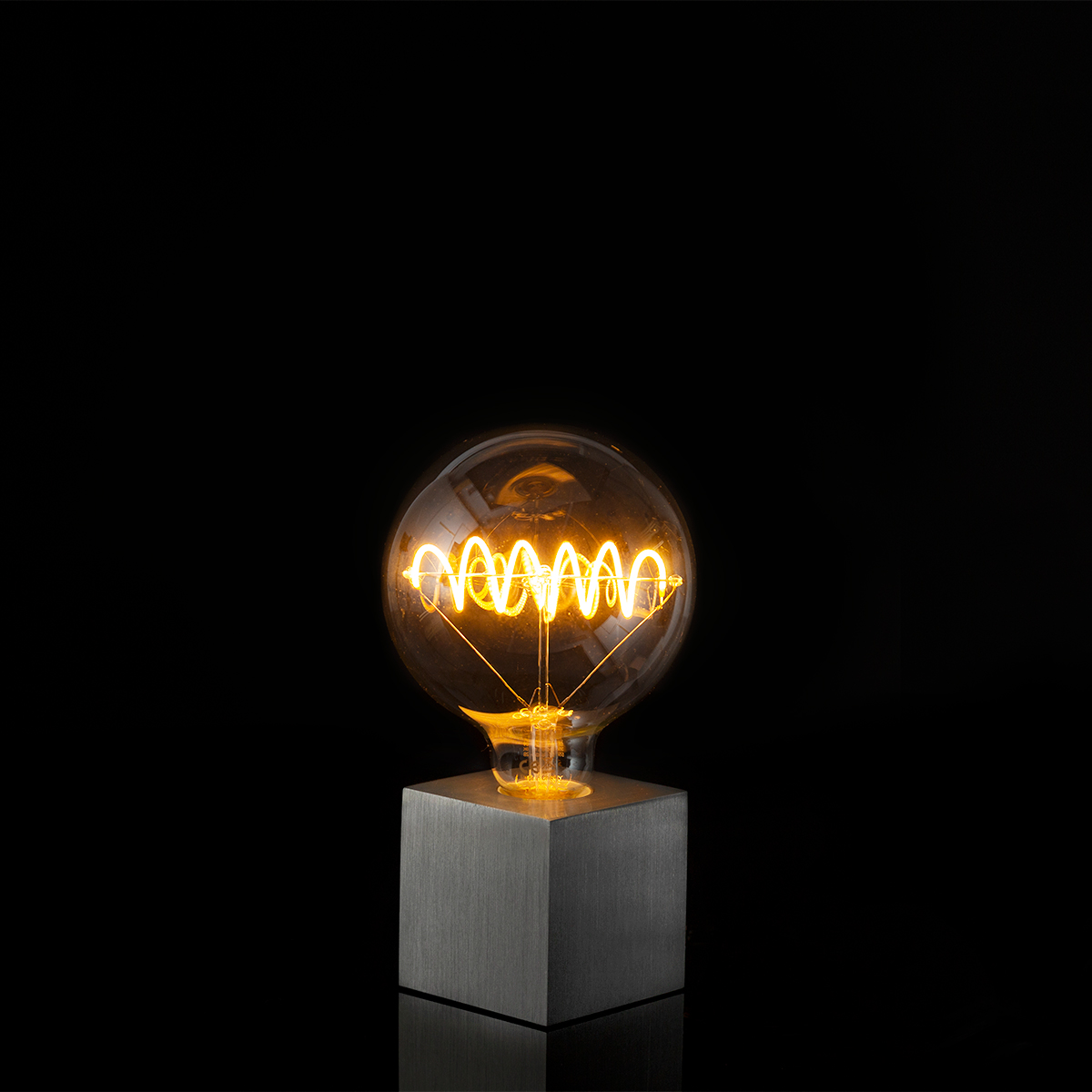 Segula LED Bridge Globe 125 Curved Plus klar mit Sompex Cubic Tischleuchte, Aluminium (inbegriffen) (©Leuchtenland.com)