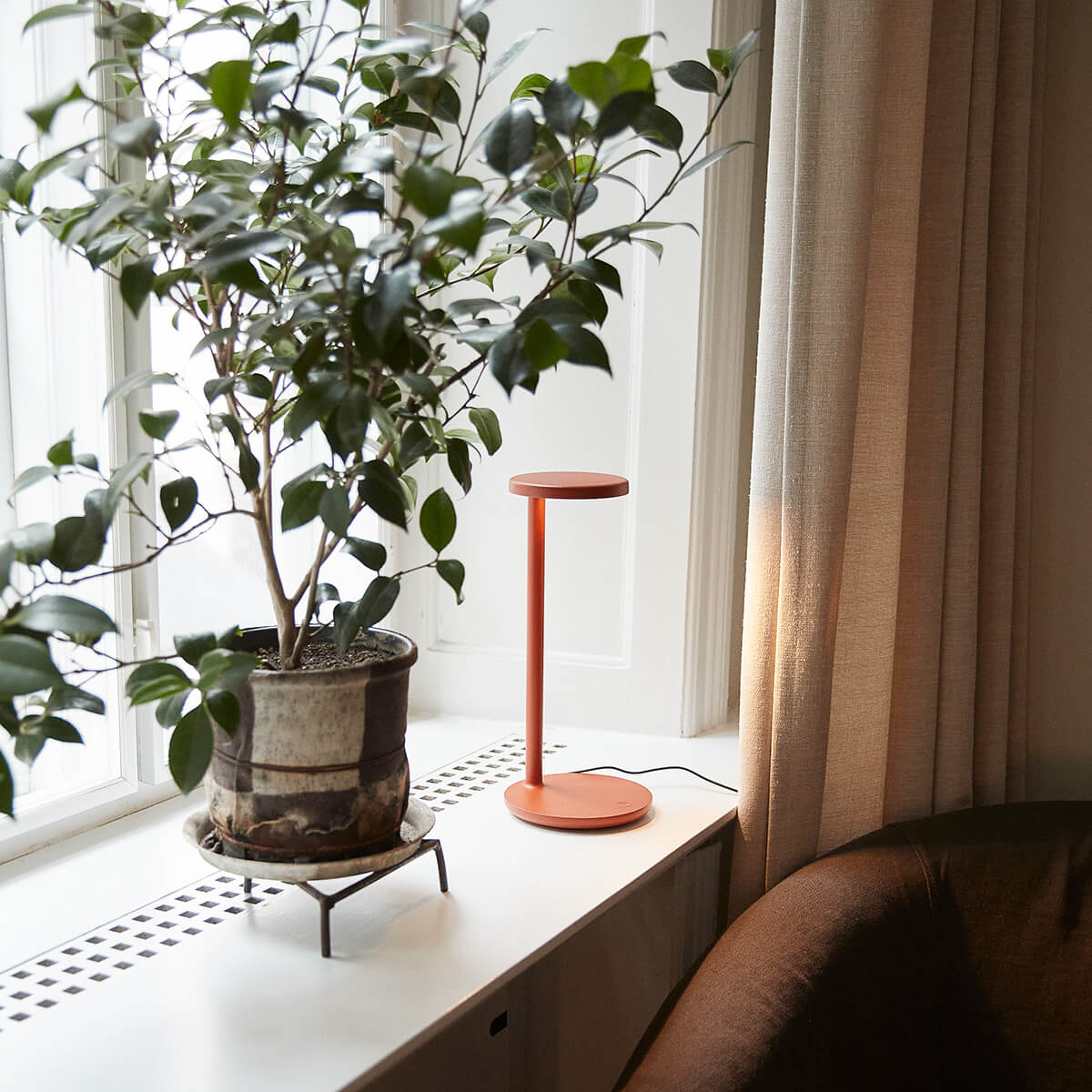 Flos Oblique LED Tischleuchte, rostrot matt (©Petra Kleis)