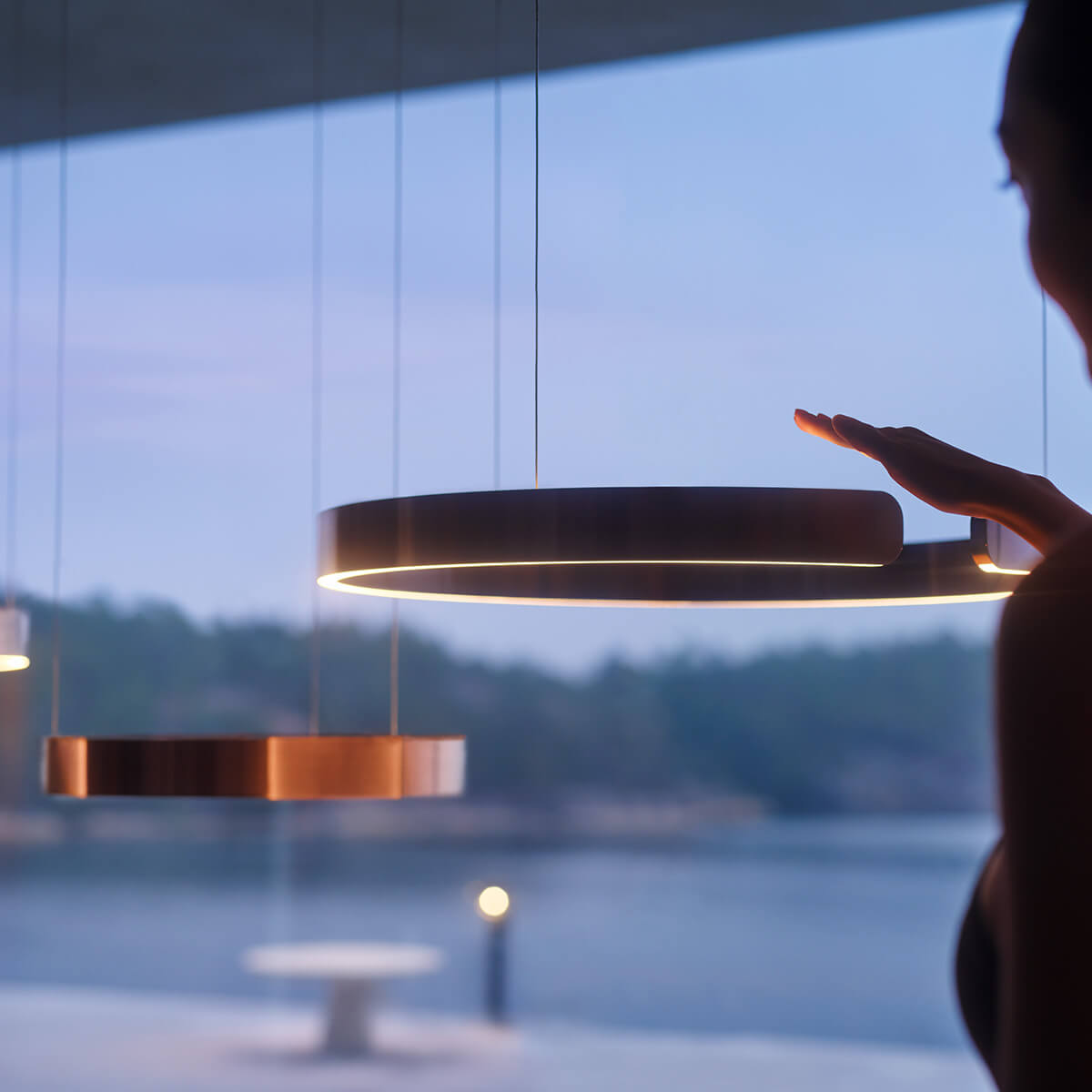Occhio Mito cosmo 60 move "air" wide Pendelleuchte, Bronze, Gestensteuerung