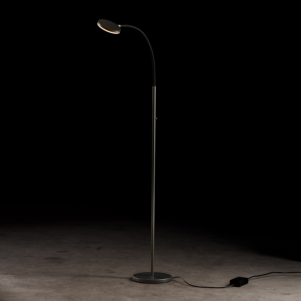 Holtkötter Flex S LED Stehleuchte, Platin / schwarz