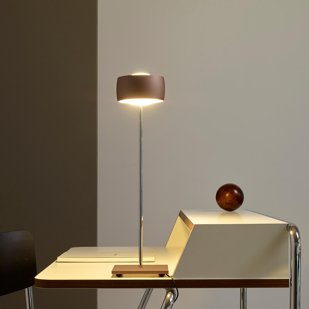 Oligo Grace LED Tischleuchte, Tunable White, Chrom / Brazilian brown