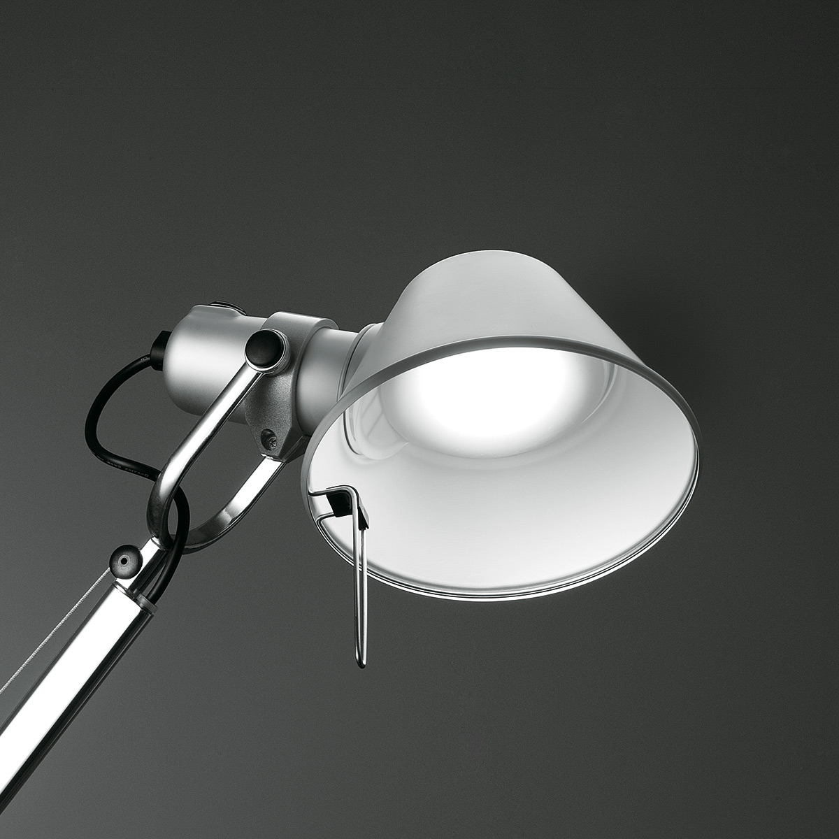 Artemide Tolomeo Tavolo LED mit Schraubbefestigung, Aluminium