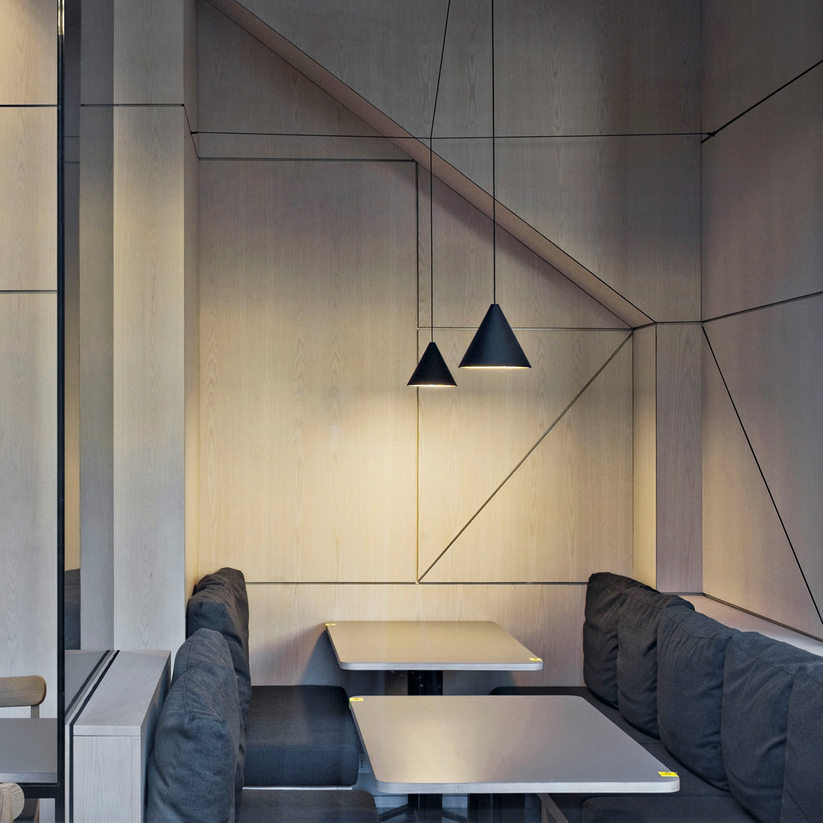 Flos String Light Cone LED Pendelleuchte, App Control, schwarz, mit String Light Wand- / Deckenrosette, schwarz (als Zubehör erhältlich) (©Germano Borrelli)