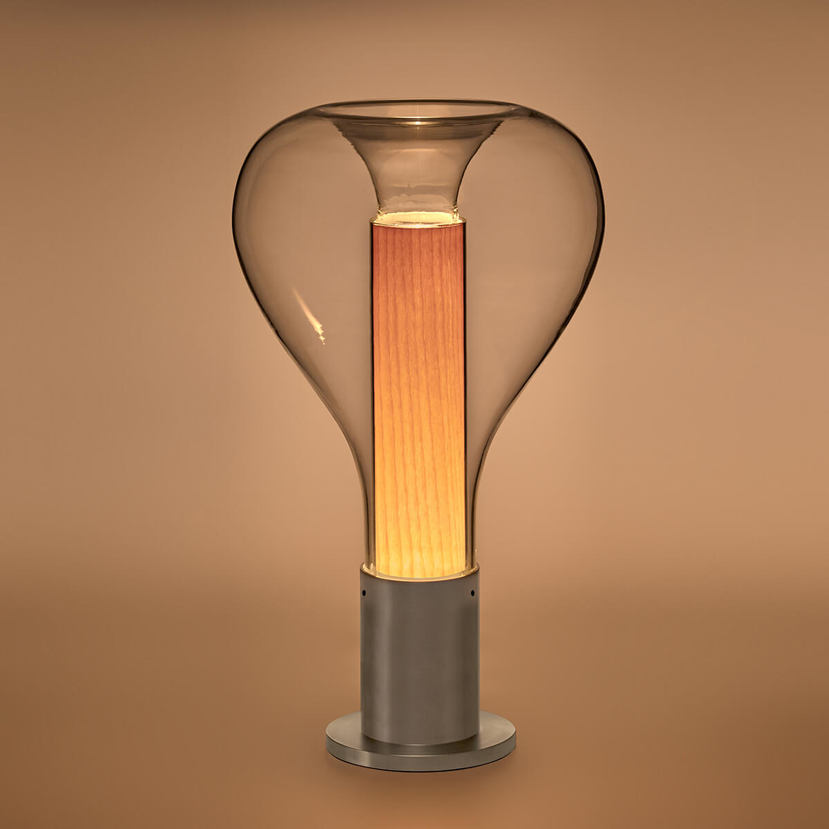 LZF Lamps Eris Tischleuchte, Alu natur / Buche (eingeschaltet)