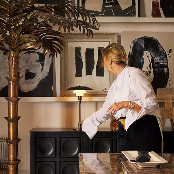 Designer-Tischlampe auf einer Wohnzimmer-Kommode: warmweißes Licht für eine gemütliche Atmosphäre